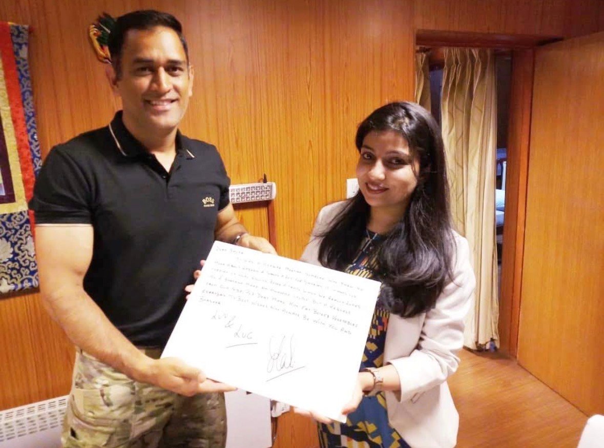 Major Smita Verma presenting a signed message with M. S. Dhoni